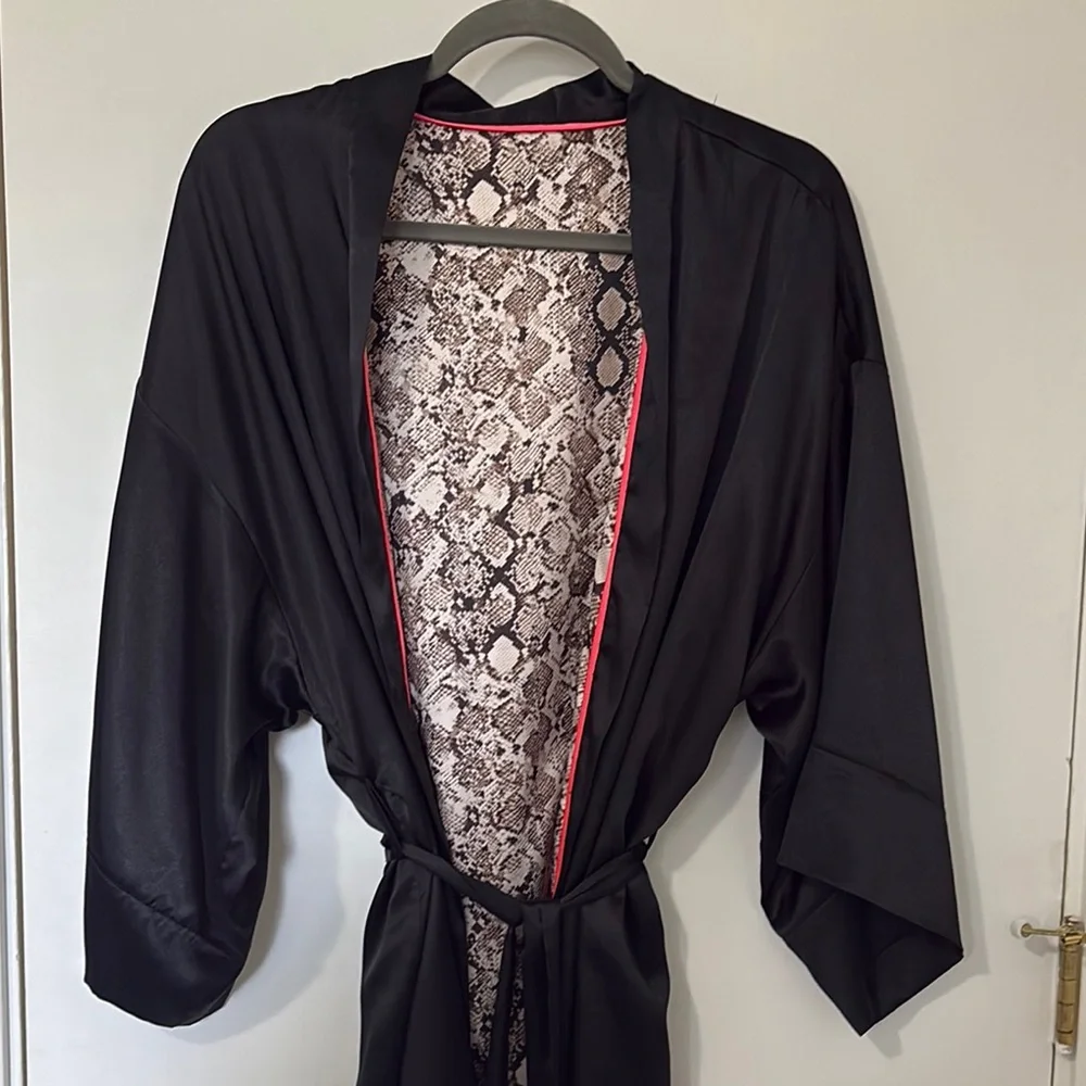 Victoria's Secret Snakeskin and Black Robe with Pink Trim (Reversible). - Picture 5 of 5